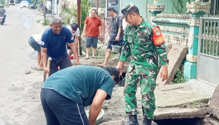 Babinsa Koramil 2301/Cilegon Gelar Karya Bakti, Bersihkan Jalan dan Drainase Bersama Warga