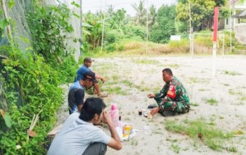 Babinsa Koramil 2307/Ciwandan Gencarkan Komsos, Bahas Keamanan dan Kebersihan Lingkungan