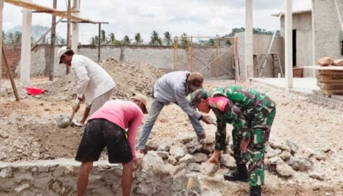 Babinsa Koramil 2302/Bojonegara Gencar Karya Bakti Bersama Warga Bersihkan Lingkungan