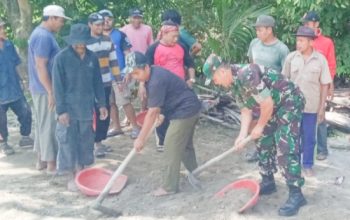 Babinsa Koramil 2306/Mancak Bersama Warga Gencarkan Karya Bakti Pembangunan Infrastruktur Desa