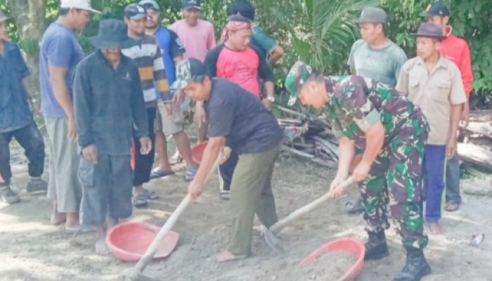 Babinsa Koramil 2306/Mancak Bersama Warga Gencarkan Karya Bakti Pembangunan Infrastruktur Desa