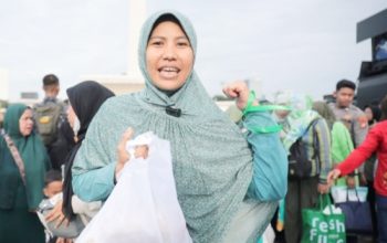Ibu Ini Unboxing Paket Sembako dan Baju Gamis di Pasar Murah Pemerintah: Isinya Padat Banget!