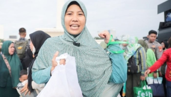 Ibu Ini Unboxing Paket Sembako dan Baju Gamis di Pasar Murah Pemerintah: Isinya Padat Banget!