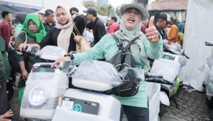 Ungkapan Gembira Warga Dapat Doorprize Motor Listrik di Pasar Murah Pemerintah: Senang Banget, Gak Mimpi!