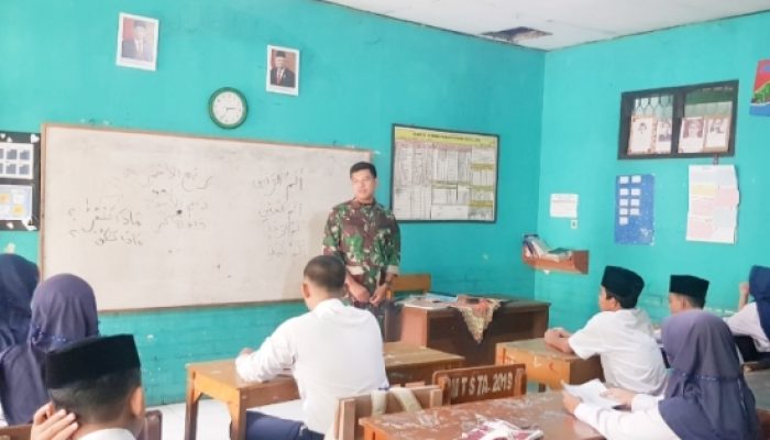Babinsa Koramil 2303/Pulomerak Tingkatkan Kedisiplinan Pelajar dan Ketahanan Pangan di Wilayah Binaan
