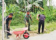Babinsa Koramil 2307/Ciwandan Giat Karya Bakti, Bersihkan Lapangan dan Bantu Pembangunan Rumah Warga