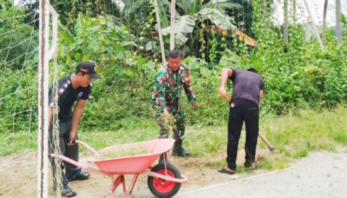 Babinsa Koramil 2307/Ciwandan Giat Karya Bakti, Bersihkan Lapangan dan Bantu Pembangunan Rumah Warga