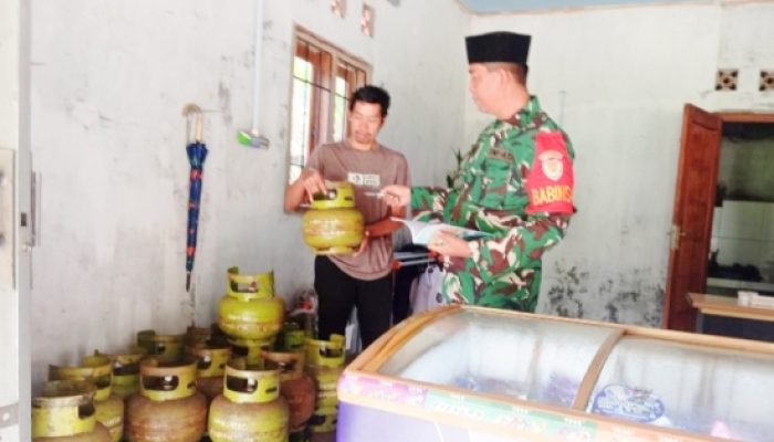 Babinsa Koramil 2305/Cinangka Monitoring Stok Kebutuhan Pokok dan Elpiji di Wilayah Binaan