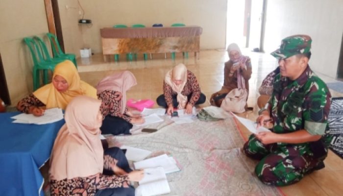 Babinsa Koramil 2306/Mancak Aktif Laksanakan Pendataan Stunting dan Warga Kurang Mampu di Wilayah Binaan