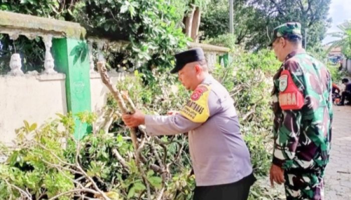 Babinsa Koramil 2301/Cilegon Gelar Karya Bhakti, Bersihkan Lingkungan dan Perbaiki Drainase Bersama Warga