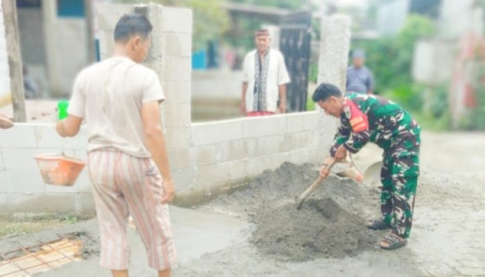 Babinsa Koramil 2305/Cinangka Laksanakan Karya Bakti, Pererat Kebersamaan dengan Warga