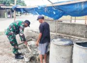 Babinsa Koramil 2302/Bojonegara Laksanakan Karya Bakti Pembersihan Sungai dan Parit di Wilayah Binaan