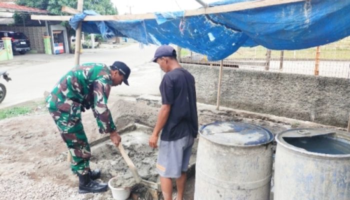 Babinsa Koramil 2302/Bojonegara Laksanakan Karya Bakti Pembersihan Sungai dan Parit di Wilayah Binaan