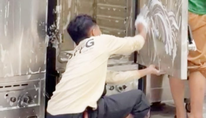 Jelang MBG Kembali Beroperasi, Relawan SPPG Jakbar Gotong Royong Bersihkan Dapur
