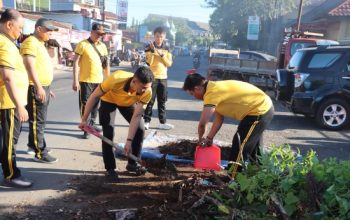 Gerakan Indonesia ASRI, Personel Polres Maros Gelar Kurve Ciptakan Mako Bersih dan Asri