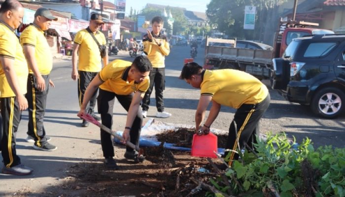 Gerakan Indonesia ASRI, Personel Polres Maros Gelar Kurve Ciptakan Mako Bersih dan Asri