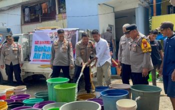 Polisi Penolong, Polres Maros Salurkan Bantuan Air Bersih Ke Sejumlah Lokasi Terdampak Kekeringan Di Maros