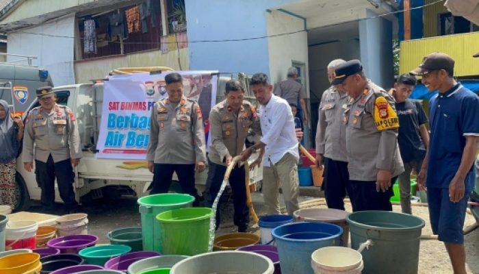 Polisi Penolong, Polres Maros Salurkan Bantuan Air Bersih Ke Sejumlah Lokasi Terdampak Kekeringan Di Maros