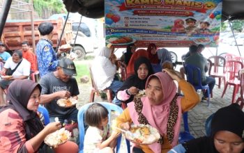 Kamis Manis”: Polres Jeneponto Bagikan Makan Siang Gratis, Warga Antusias