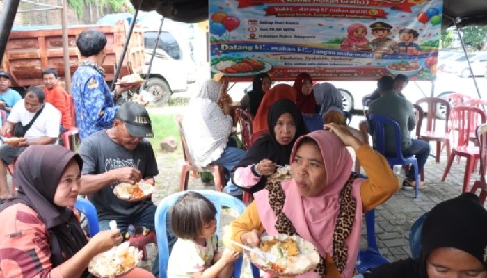 Kamis Manis”: Polres Jeneponto Bagikan Makan Siang Gratis, Warga Antusias