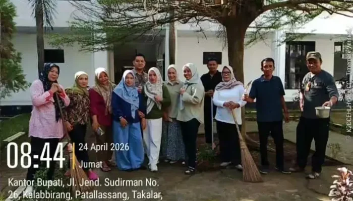 Jum’at Bersih Diskominfo Takalar: Dari Kekompakan, Lahir Lingkungan Kerja, Nyaman dan Percantik Halaman Kantor Bupati