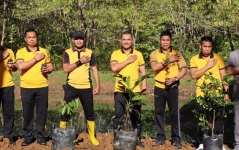 Polres Maros Tanam Pohon dan Tebar Ribuan Benih Ikan
