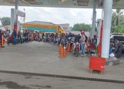 Antrean Tertib di SPBU Kalabbirang, Pengendara Tunjukkan Kesabaran Saat Pengisian BBM