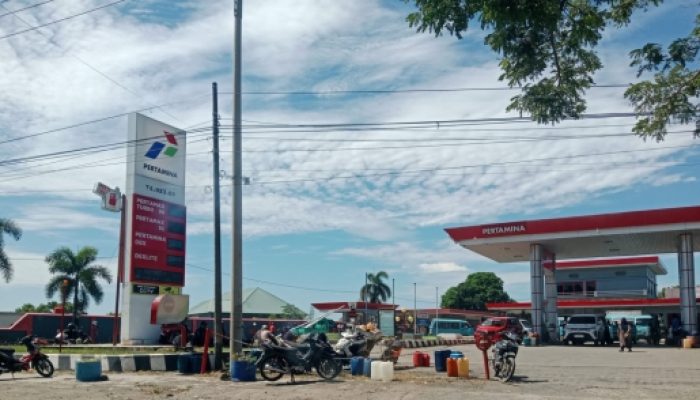 Banyak Mobil Siluman dan Jirgen Ramai Isi Solar Subsidi di SPBU Bulo-Bulo yang Menyebabkan Antrian Panjang