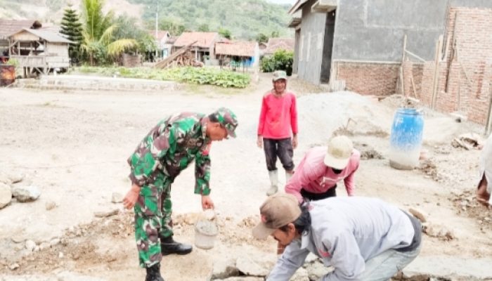 Babinsa Koramil 2302/Bojonegara Gencarkan Karya Bakti Bersihkan Sungai dan Parit di Wilayah Binaan