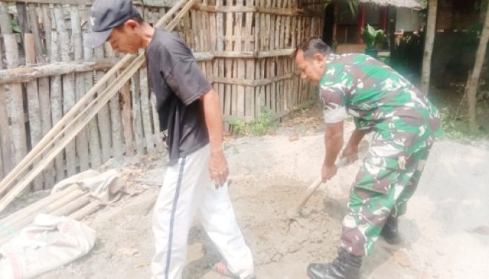 Babinsa Koramil 2305/Cinangka Laksanakan Karya Bakti Bantu Pembangunan dan Rehab Rumah Warga