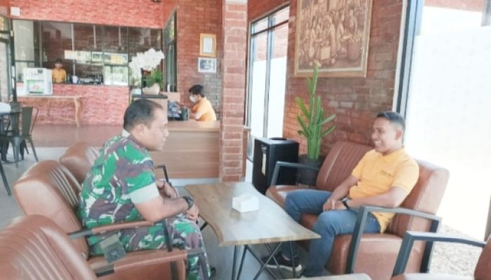 Babinsa Koramil 2306/Mancak Perkuat Komsos Bersama Warga Bahas Gotong Royong dan Ketahanan Pangan