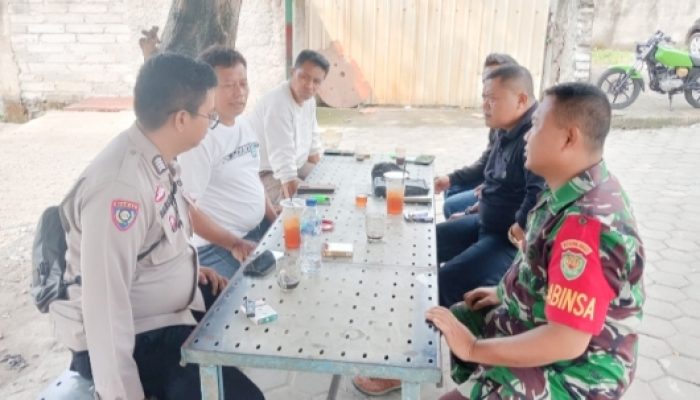 Babinsa Koramil 2307/Ciwandan Giat Komsos, Bahas Keamanan dan Kebersihan Lingkungan