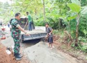 Babinsa Koramil 2306/Mancak Bersama Warga Gelar Karya Bakti, Bersihkan Jalan dan Perbaiki Saluran Air
