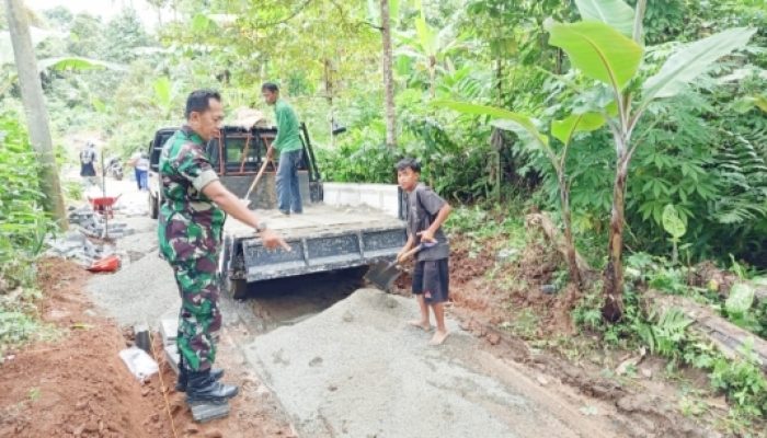 Babinsa Koramil 2306/Mancak Bersama Warga Gelar Karya Bakti, Bersihkan Jalan dan Perbaiki Saluran Air