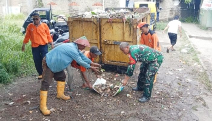 Babinsa Koramil 2303/Pulomerak Gencarkan Karya Bakti, Bersihkan Lingkungan dan Bantu Rehab Rumah Warga