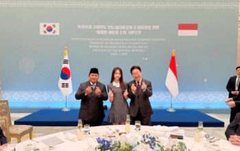 Momen Prabowo Bertemu Carmen Hearts2Hearts, Kompak Lakukan Simbol Jari Hati