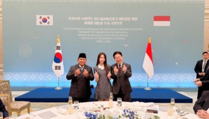 Momen Prabowo Bertemu Carmen Hearts2Hearts, Kompak Lakukan Simbol Jari Hati