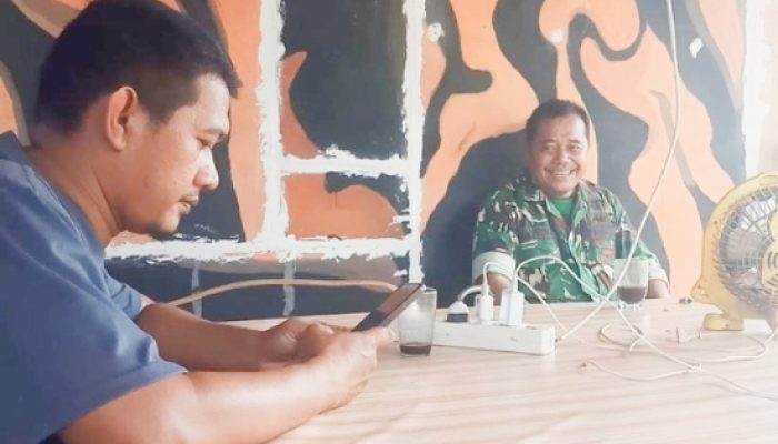 Babinsa Koramil 2305/Cinangka Intensifkan Komsos, Bahas Kebersihan Lingkungan dan Kenakalan Remaja