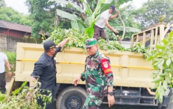 Babinsa Koramil 2307/Ciwandan Gelar Karya Bakti, Bersihkan Sungai dan Saluran Air Bersama Warga