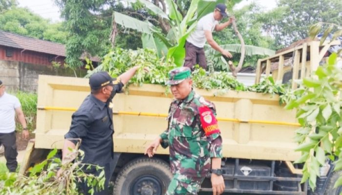 Babinsa Koramil 2307/Ciwandan Gelar Karya Bakti, Bersihkan Sungai dan Saluran Air Bersama Warga
