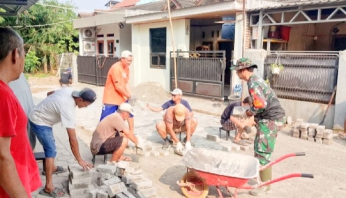Babinsa Koramil 2301/Cilegon Giat Karbak, Perbaiki Jalan dan Bersihkan Lingkungan Bersama Warga