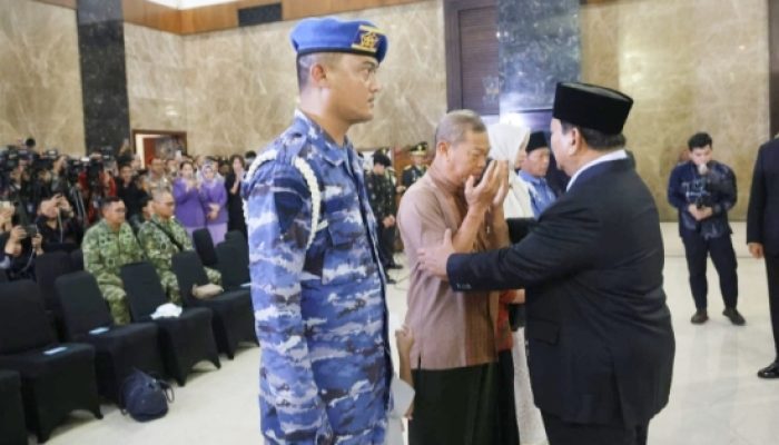 Momen Haru Prabowo Peluk dan Cium Putra Prajurit TNI yang Gugur di Lebanon