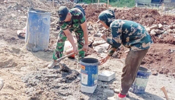 Babinsa Koramil 2305/Cinangka Gotong Royong Bantu Pembangunan dan Rehab Rumah Warga