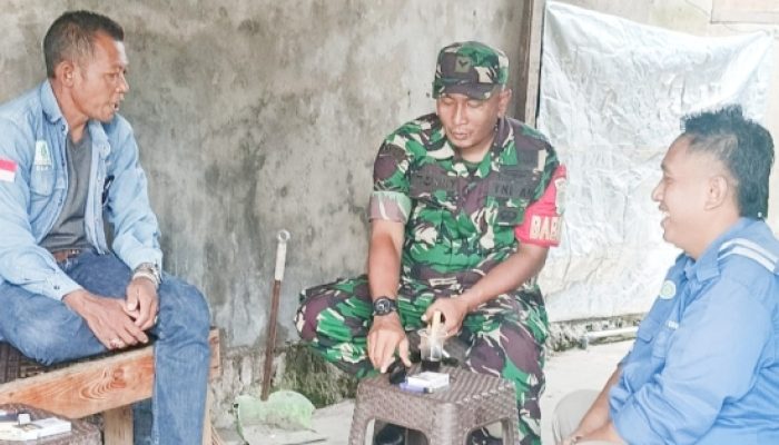 Babinsa Koramil 2303/Pulomerak Gencarkan Komsos Bahas Kebersihan dan Keamanan Lingkungan