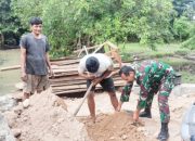 Babinsa Koramil 2303/Pulomerak Giat Karya Bakti, Bantu Warga Uruk Lahan dan Bangun Rumah