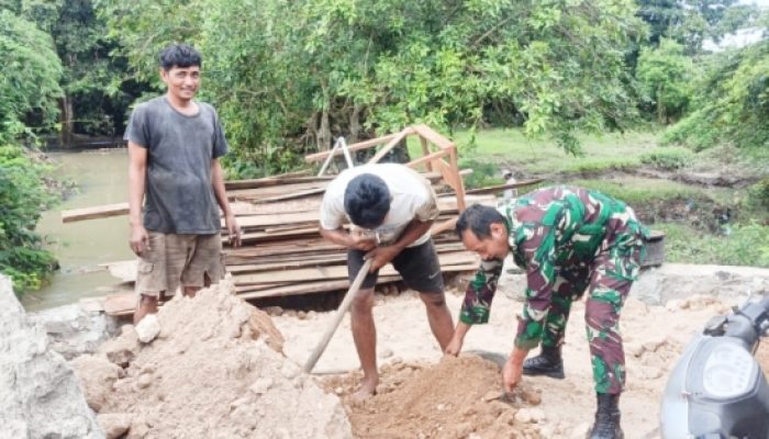 Babinsa Koramil 2303/Pulomerak Giat Karya Bakti, Bantu Warga Uruk Lahan dan Bangun Rumah