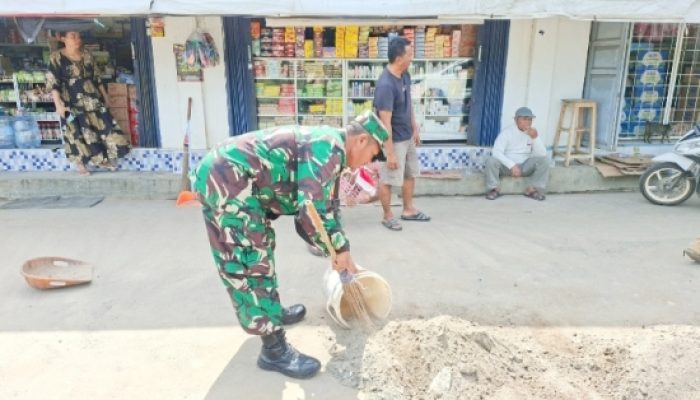 Babinsa Koramil 2307/Ciwandan Bersama Warga Laksanakan Karya Bakti Pengecoran Jalan dan Pembangunan Rumah