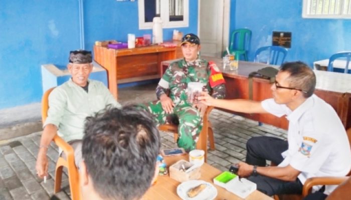 Babinsa Koramil 2304/Anyar Intensifkan Komsos Bahas Bantuan Warga Kurang Mampu dan Kamtibmas