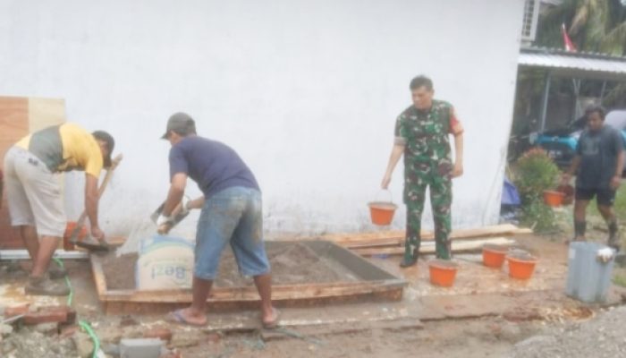 Babinsa Koramil 2304/Anyar Giat Karya Bakti Bantu Pembangunan Rumah dan Percepatan Program Desa