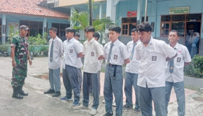 Babinsa Koramil 2303/Pulomerak Latih Disiplin Siswa Melalui Pelatihan PBB di Dua Sekolah